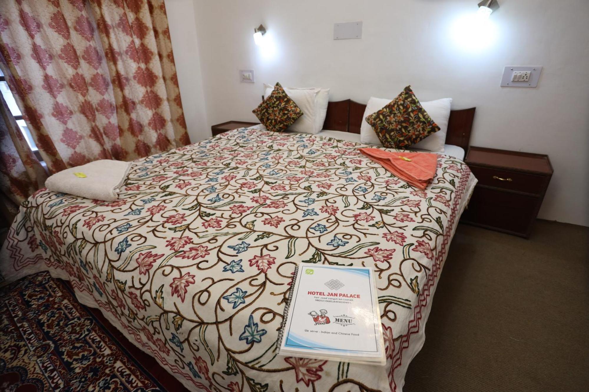 Hotel Jan Palace Leh Esterno foto
